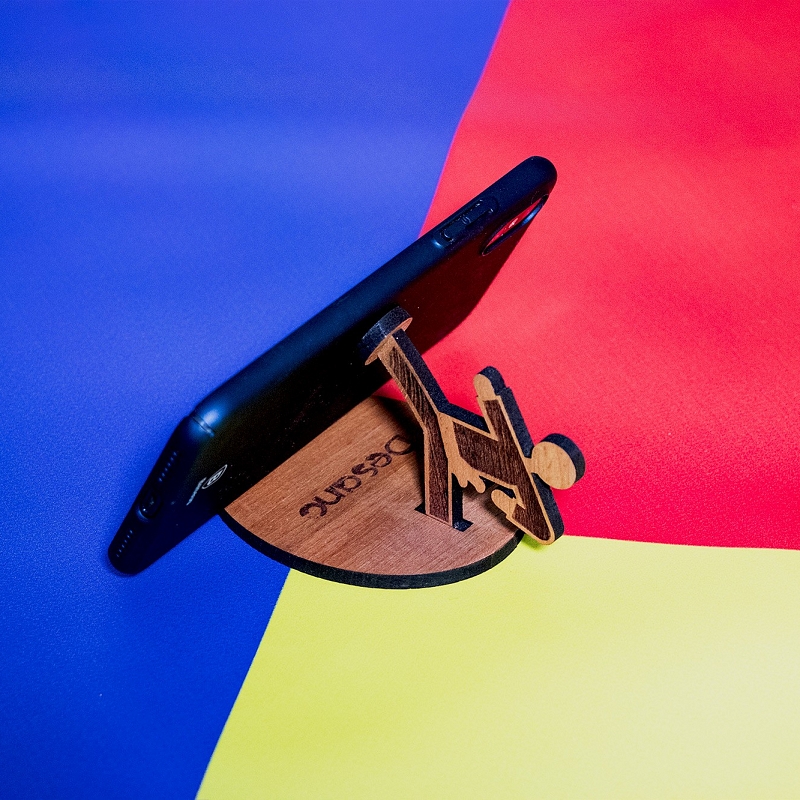 Подставка для телефона «Каратист» из дерева - # 3 Подставка для телефона «Каратист» из дерева #3