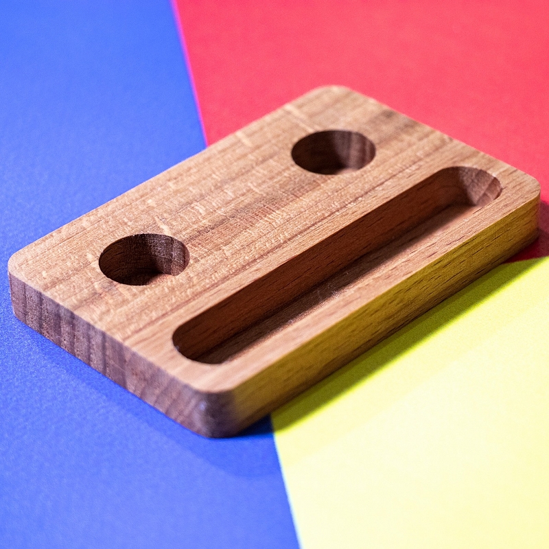 Подставка для телефона из дерева «Poker Face» - # 2 Подставка для телефона из дерева «Poker Face» #2