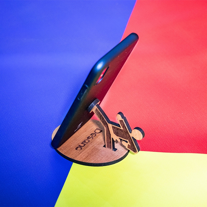 Подставка для телефона «Каратист» из дерева - # 4 Подставка для телефона «Каратист» из дерева #4